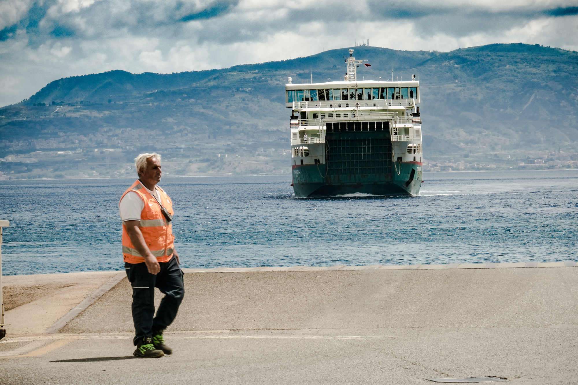 foto, traghetto che arriva al porto dalla banchina di Tremestieri